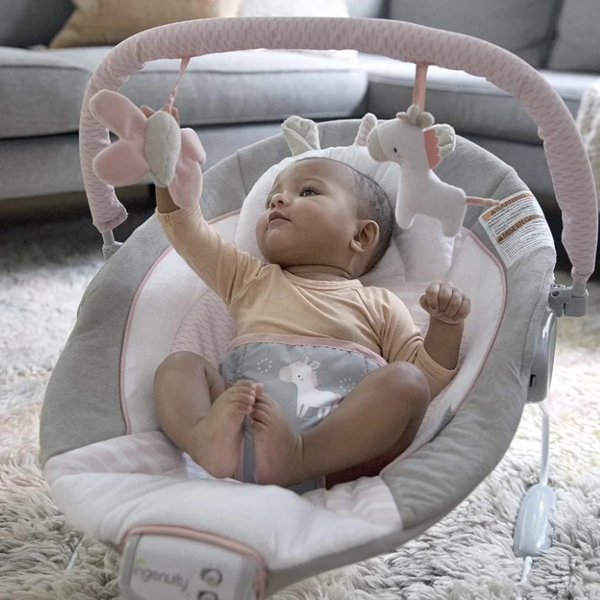 Ingenuity Beruhigende Babywippe mit Vibrationen, Spielzeugstange und Geräuschen, 0-6 Monate bis zu 9 kg (Pink Flora das Einhorn), B-WARE